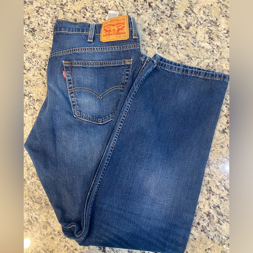 Men’s LEVIS 569–38x34
 Like NEW- See pics
Medium wash